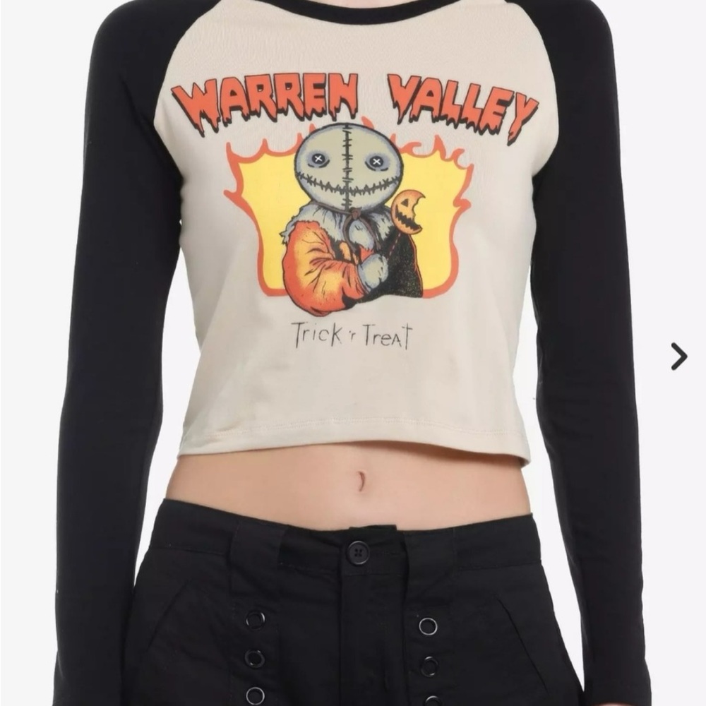 Hot Topic Black and Cream Raglan Crop Top